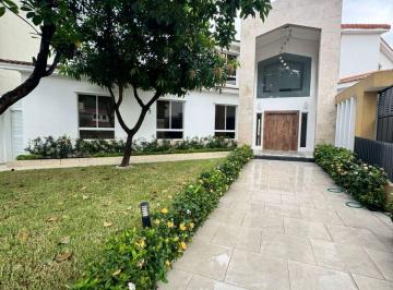 Casa de 4 habitaciones, Guayaquil · Ceibos - Urb. Los Parques - Amplia Casa Remodelada en Venta