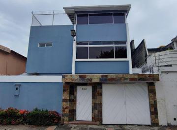 Casa de 4 habitaciones, Guayaquil · Casa Renovada con Cuatro Dorm. en Venta, Barrio Centenario