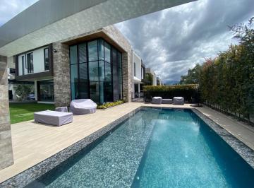 Casa · 558m² · 4 Habitaciones · 2 Estacionamientos · Venta Linda Casa con Piscina Tumbaco