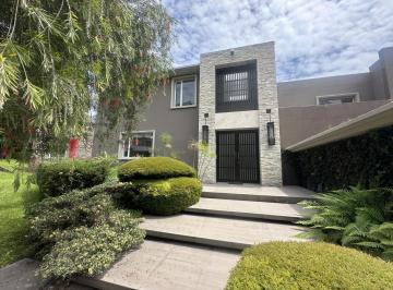 Casa · 551m² · 4 Habitaciones · 4 Estacionamientos · Casa de Venta en Urbanización en Tanda