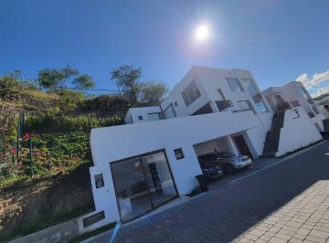 Casa · 335m² · 5 Habitaciones · 3 Estacionamientos · Bajó de Precio! Casa de Venta Dentro de Hermosa Urbanización en Nayón