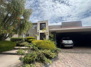 Casa · 551m² · 4 Habitaciones · 4 Estacionamientos · Casa de Lujo en Venta – Nayón | Quito, Ecuador