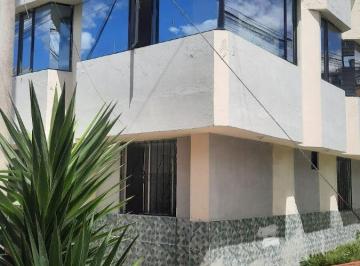 Casa de 6 habitaciones, Quito · Vendo Casa Rentera de 3 Pisos