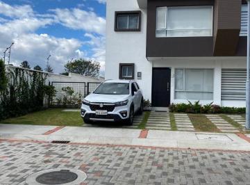 Casa de 3 habitaciones, Quito · Vendo Casa de 247 m en Conjunto en Puembo