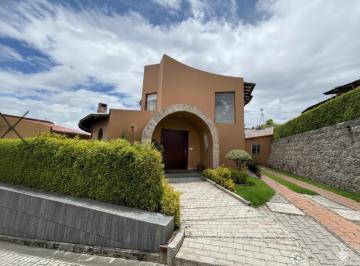 Casa · 236m² · 3 Habitaciones · 2 Estacionamientos · Casa de Venta en Nayon