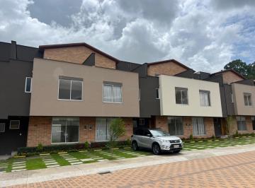 Casa · 128m² · 3 Habitaciones · 2 Estacionamientos · Mv - Valle de Los Chillos, Casa en Venta 3d 128.92 m² Más Terraza y Jardín, Aplica a Credito Vip