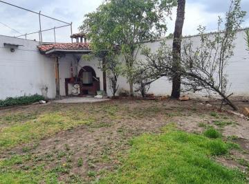 Casa · 350m² · 4 Habitaciones · 3 Estacionamientos · Casa Independiente en Venta de 3 Pisos con Patio a 2 Cuadras de La Av 6 de Diciembre