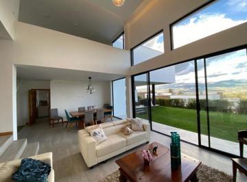 Casa de 3 habitaciones, Quito · Casa de Venta: Area Social a Doble Altura, No Adosada,500 m Jardin, Vista. Segura