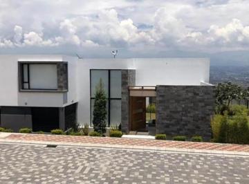 Casa de 3 habitaciones, Quito · Casa de Venta: Area Social a Doble Altura, No Adosada,500 m Jardin, Vista. Segura