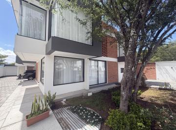 Casa · 174m² · 3 Habitaciones · 2 Estacionamientos · Venta Casa Dentro de Urbanización en Santa Rosa Nayon