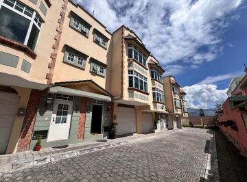 Casa de 4 habitaciones, Quito · Casa en Venta - Sector Santa Isabel (El Condado)