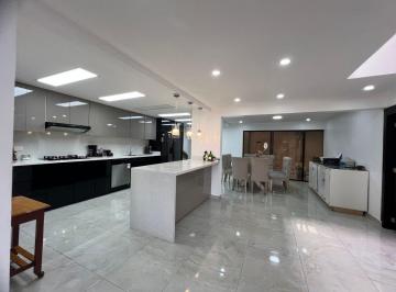 Casa de 5 habitaciones, Cuenca · Se Vende Amplia Casa en La Av Ordoñez Lasso