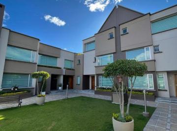 Casa de 3 habitaciones, Quito · Casa de 3 Habitaciones en Venta Miravalle - Cumbayá, Terreno y Construcción 445 m².