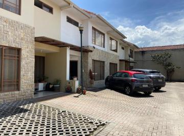 Casa · 206m² · 3 Habitaciones · 2 Estacionamientos · Casa en Venta, Narancay. a 20 m del Gran Aki