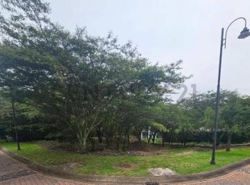 Terreno / Lote · 1100m² · Venta de Terreno Esquinero en La Urbanizacion La Viña