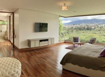 Casa · 560m² · 3 Habitaciones · 4 Estacionamientos · Venta Casa Moderna con Vista en La Viña
