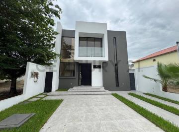 Casa · 205m² · 2 Habitaciones · 2 Estacionamientos · Venta de Casa en Portón del Río, La Aurora
