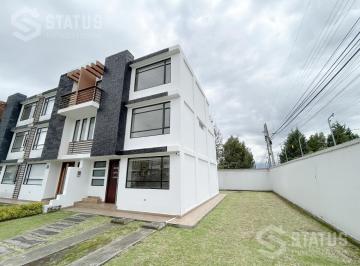 Casa · 152m² · 4 Habitaciones · 1 Estacionamiento · Venta de Casa con Terraza Cerca del Colegio Guthemberg en El Dean