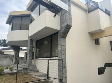 Casa · 573m² · 4 Habitaciones · 3 Estacionamientos · Bella Casa en Venta en Miravalle