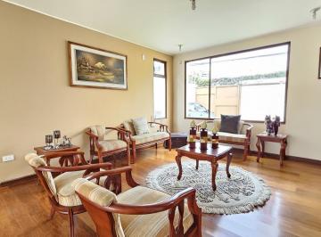 Casa · 272m² · 4 Habitaciones · 5 Estacionamientos · Venta Casa Independiente con Terreno en San Patricio Ideal Para Inversionistas