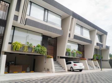 Casa · 197m² · 3 Habitaciones · 2 Estacionamientos · Casas Modernas de Venta Entre Cumbaya y Quito