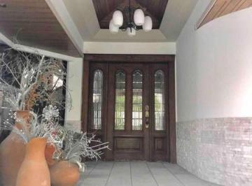 Casa · 1004m² · 6 Habitaciones · 4 Estacionamientos · Casa de Lujo en Precio de Oportunidad! con Linda Vista de Quito en El Pinar Alto