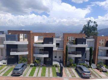 Casa de 4 habitaciones, Quito · Hermosa Casa de 3 Pisos con Piscina, San Juan