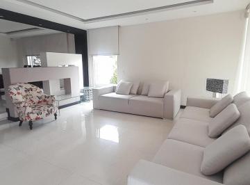 Casa · 280m² · 3 Habitaciones · 2 Estacionamientos · Casa Independiente de Venta en San Juan de Cumbaya