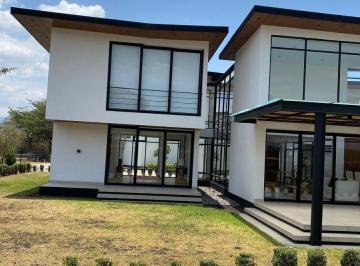 Casa · 260m² · 3 Habitaciones · 2 Estacionamientos · Espectacular Casa de Venta en Puembo