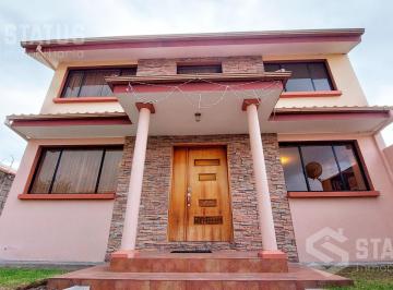Casa · 250m² · 5 Habitaciones · 2 Estacionamientos · Venta de Casa con Dormitorio en Planta Baja Dentro de Urbanización - Sector Fajardo
