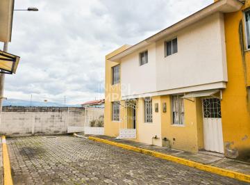 Casa · 135m² · 3 Habitaciones · 2 Estacionamientos · Casa en Venta Conocoto Dentro de Conjunto Valle de Los Chillos