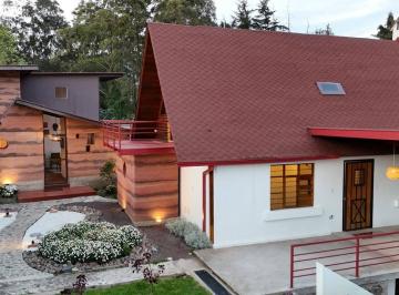 Patio frente · Casa en Pasaje Privado con Amplio Espacio Verde