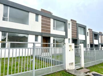Casa · 112m² · 3 Habitaciones · 2 Estacionamientos · Mv - Sector Valle de Los Chillos Casa en Venta 3d 112 m², Aplica a Credito Miti - Miti