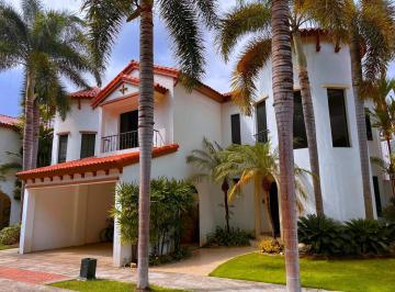 Casa · 320m² · 4 Habitaciones · 2 Estacionamientos · Casa de Alquiler en Terra Nostra - 4 Dorm. - Semiamoblada
