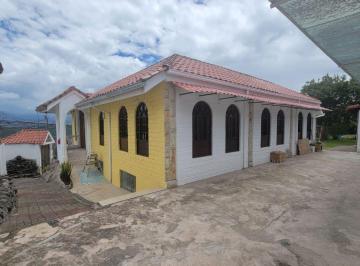 Casa de 3 habitaciones, Quito · Casa con Terreno de Venta en El Sector Nayon de 1300 m con Piscina