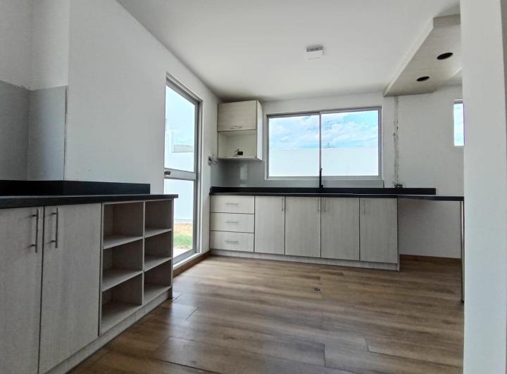 Linda Casa en Hermoso Conjunto Ubicada en La Pampa Cerca Al Club de La ...