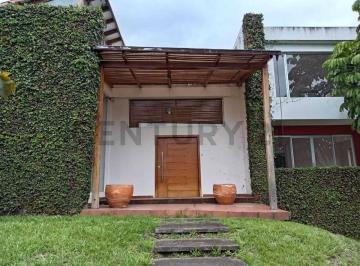 Casa · 931m² · 5 Habitaciones · 2 Estacionamientos · En Venta Casa Amplia de Oportunidad en Cumbaya con Jardines
