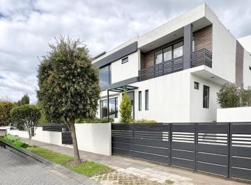 Casa · 480m² · 3 Habitaciones · 2 Estacionamientos · Casa de 340 m² por Estrenar en Puembo