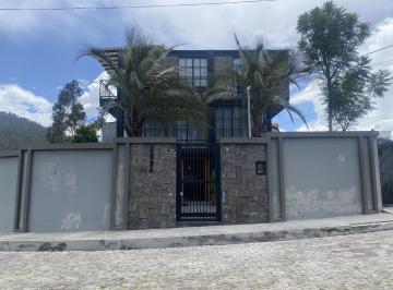 Casa · 231m² · 3 Habitaciones · 2 Estacionamientos · Casa en Venta, Lumbisí