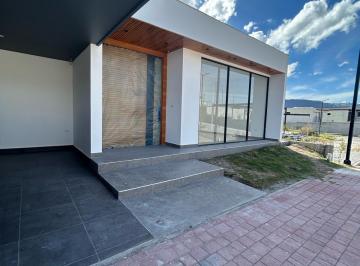 Casa · 231m² · 3 Habitaciones · 2 Estacionamientos · Vendo Casa No Adosada de Una Planta en Tumbaco