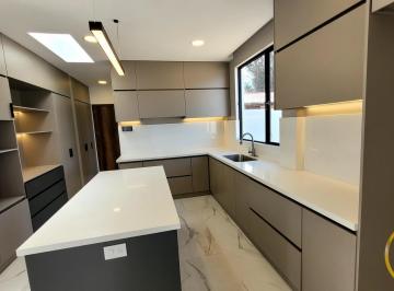 Casa · 450m² · 3 Habitaciones · 4 Estacionamientos · Casa en Venta a Estrenar, Dentro de Urbanización, Sector Capelo - Valle de Los Chillos