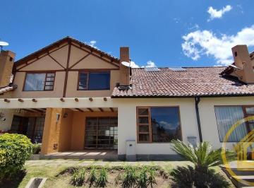 Casa · 135m² · 3 Habitaciones · 2 Estacionamientos · Casa Tipo Campestre 3 Dorm. Más Estudio, Piscina, Conocoto, Valle de Los Chillos