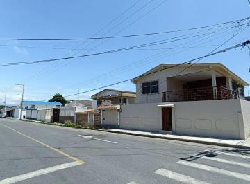 Casa de 4 habitaciones, Salinas · Vendo Hermosa Casa Esquinera de 2 Pisos a 4 Calles del Malecon Salinas Central