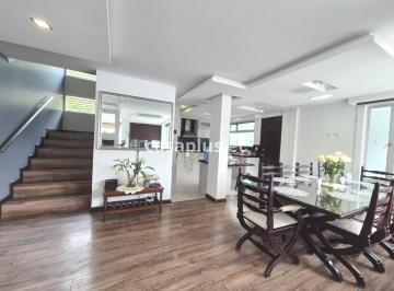 Casa · 320m² · 4 Habitaciones · 4 Estacionamientos · Casa de 2 Pisos en Venta en Vertientes de Locoa en Latacunga
