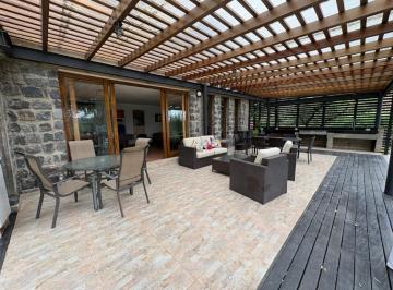 Casa · 575m² · 5 Habitaciones · 8 Estacionamientos · Casa - Los Chillos