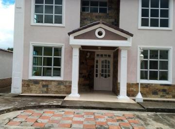 Cerca al parque de Conocoto en conjunto privado de 6 casa , en dos plantas de tr · Casa de Venta en Conocoto