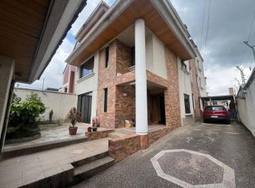 Casa de 4 habitaciones, Quito · Casa de Tres Pisos en La Jipijapa - Piscina, Sauna