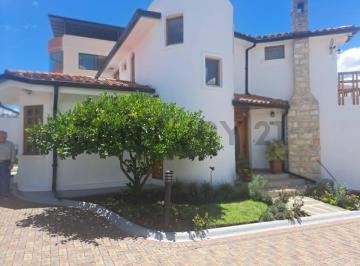 Casa · 193m² · 3 Habitaciones · 2 Estacionamientos · Casa Independiente Dentro de Conjunto, Sector Hilacril - Tumbaco