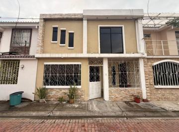 Casa de 3 habitaciones, Guayaquil · Venta de Casa en Urb Plaza Victoria / Mucho Lote 2 Norte de Guayaquil