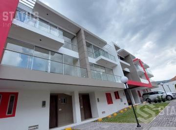Casa · 154m² · 3 Habitaciones · 2 Estacionamientos · Venta de Casa en Conocoto - Conjunto con Piscina